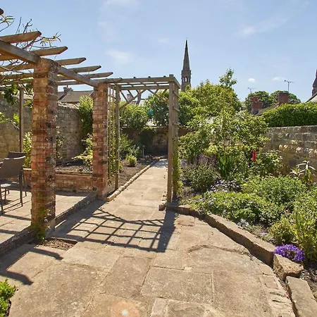 Cobblestones House *